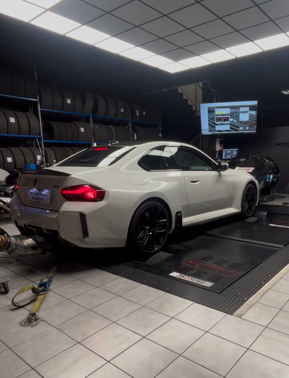 Preparazioni auto – BMW M2 in officina durante la preparazione