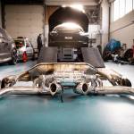Preparazioni auto – impianto di scarico Audi R8 V10 Decennium Lelli sul pavimento dell'officina
