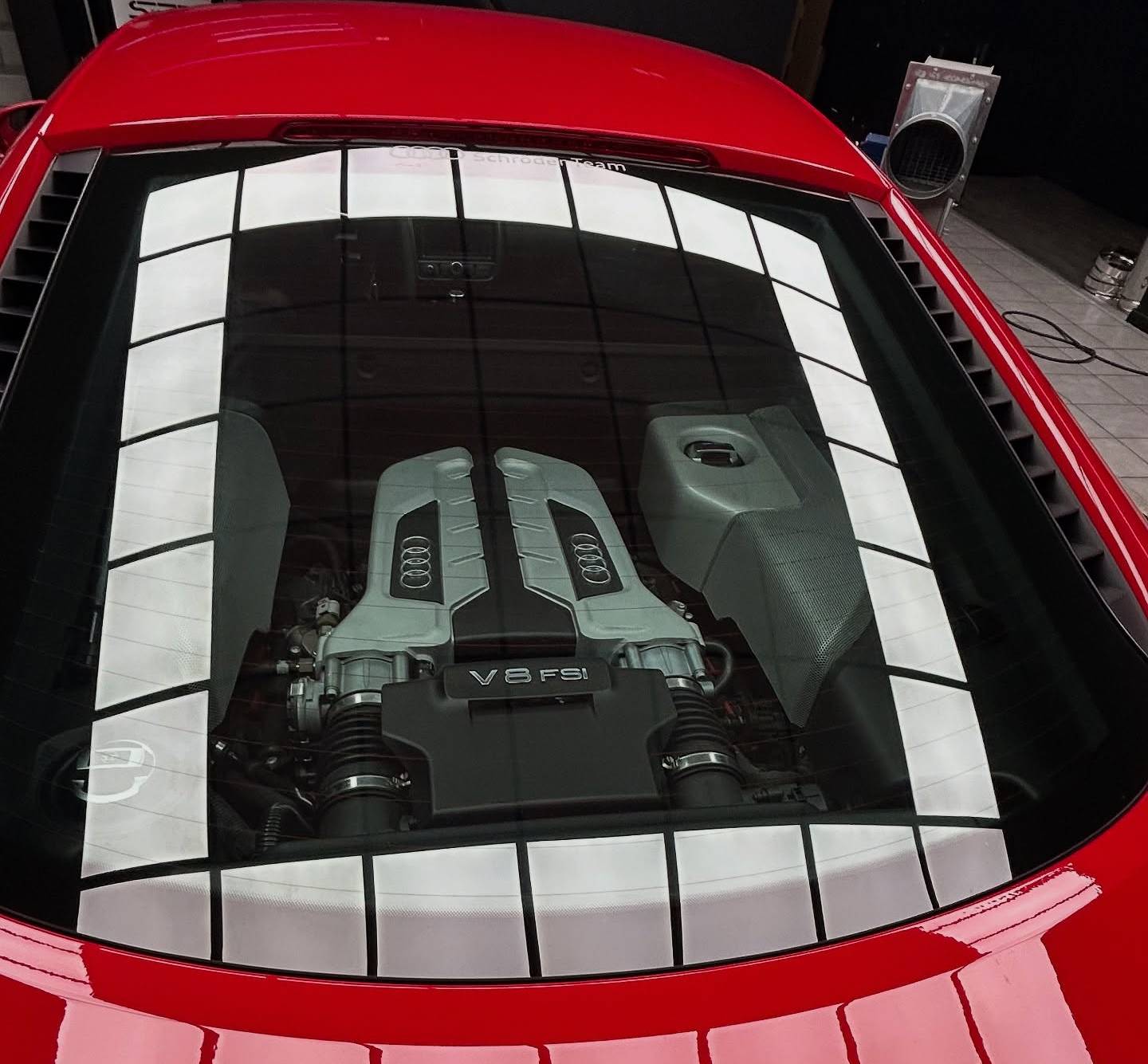 Motor Power Technology – motore V10 di Audi R8 rossa sotto il lunotto