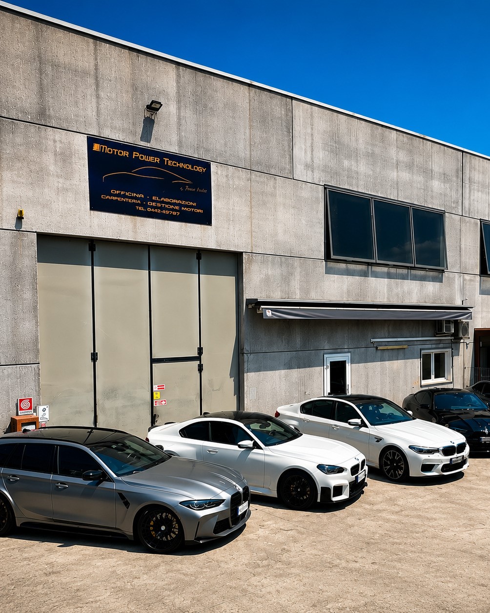 Preparazioni auto – sede dell'officina a Candiana con auto sportive nel piazzale