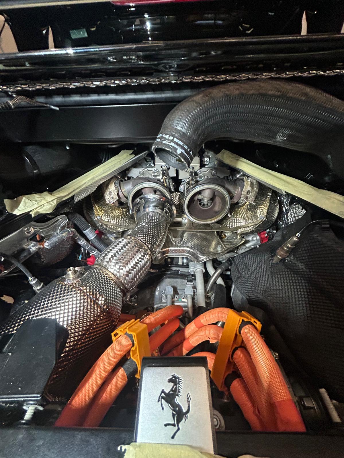 Motor Power Technology – motore Ferrari con collettori di scarico in vista