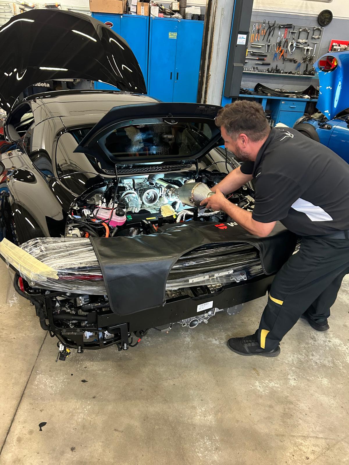 Motor Power Technology – meccanico al lavoro sul motore di una Lamborghini