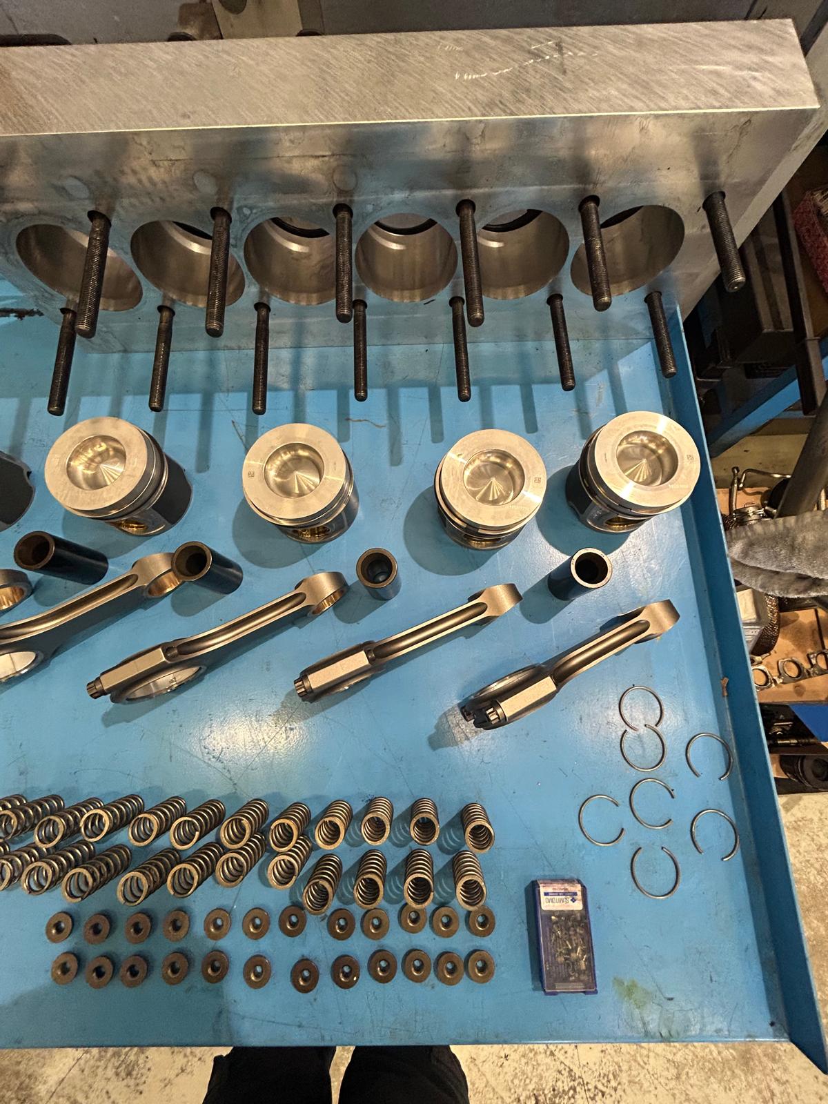 Motor Power Technology – pistoni e bielle disposti sul banco di lavoro