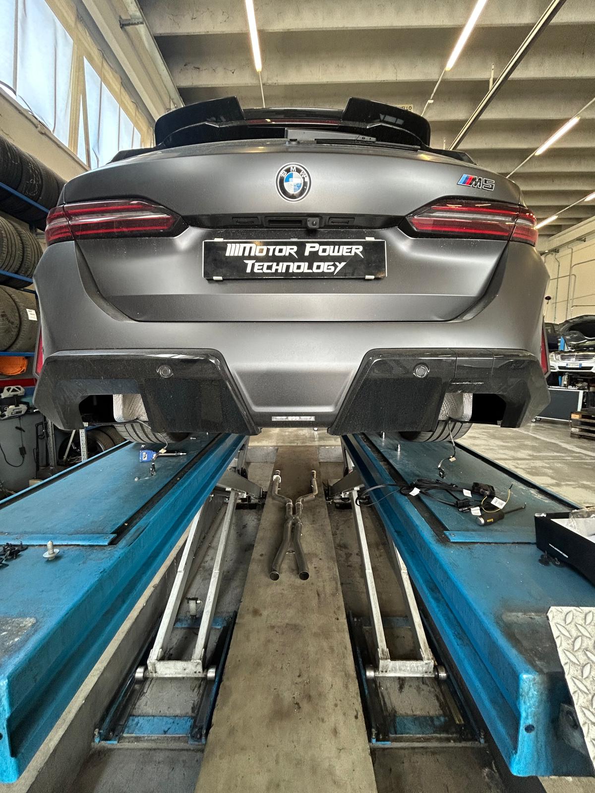 Motor Power Technology – BMW M5 sul ponte per il montaggio dello scarico