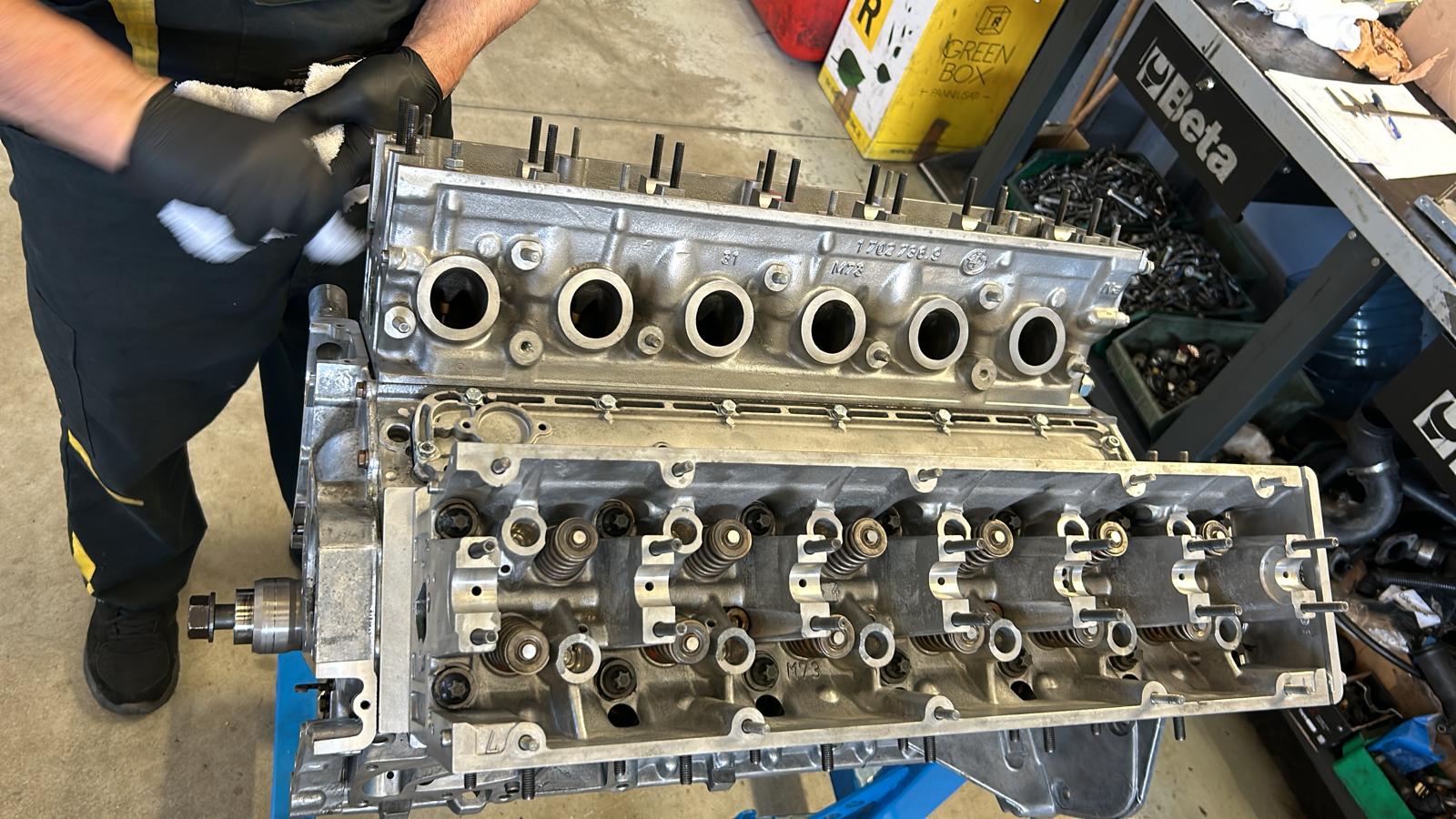 Motor Power Technology – testata motore smontata tra le mani del meccanico