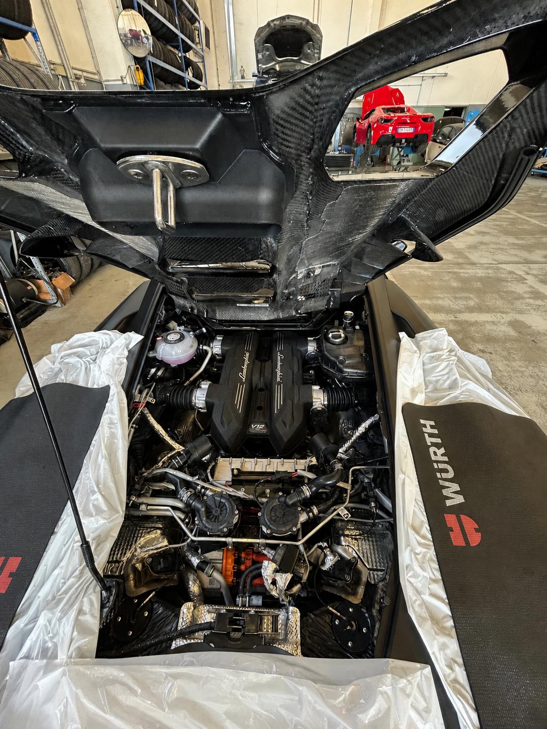 Motor Power Technology – vano motore di Lamborghini durante la lavorazione