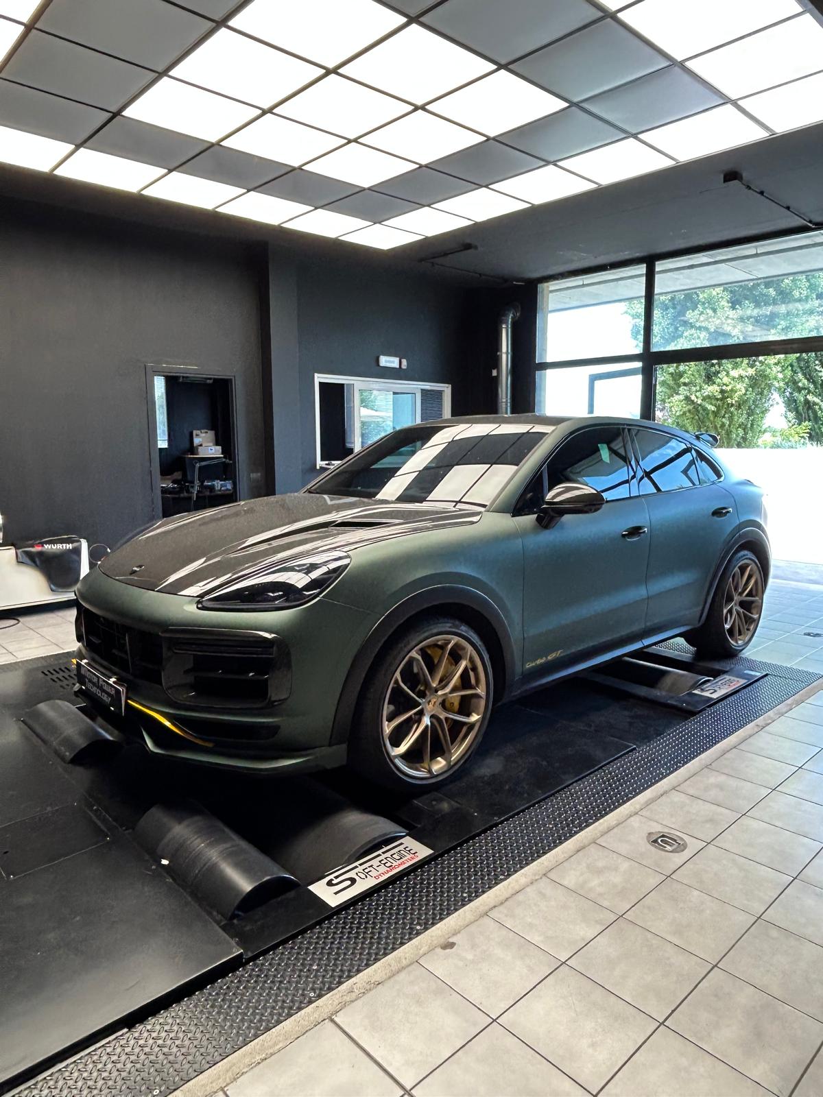 Motor Power Technology – Porsche Cayenne Coupé Techart verde opaco